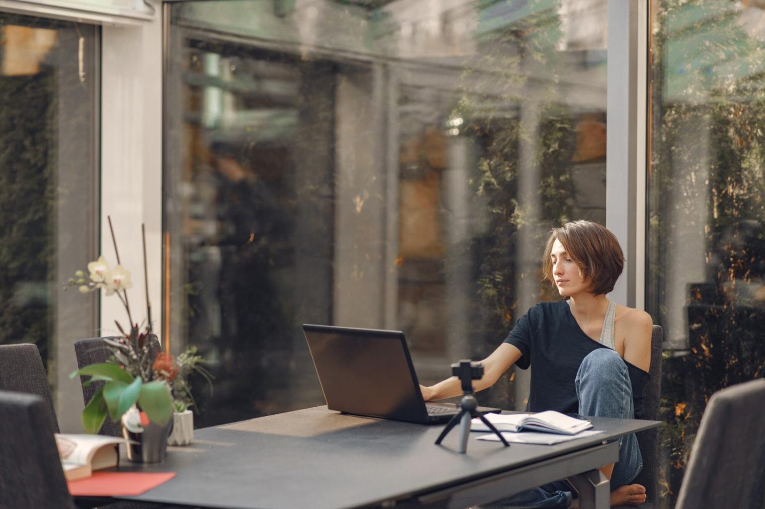 Oficinas de aremumeluameon en Vigo, zona moderna de trabajo